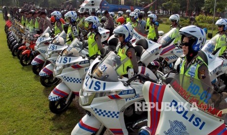 Anggota polisi dari berbagai satuan mengikuti gelar pasukan Operasi Mantap Praja Candi 2018 dalam rangka pengamanan Pilkada Jateng, di Semarang, Jawa Tengah, Jumat (5/1). 