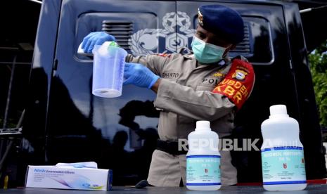 Anggota Polisi membuat produk hand sanitizer 