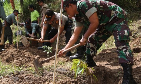 Anggota Polisi Hutan, Polisi, dan TNI menanam bibit pohon saat reboisasi di lereng gunung Wilis Desa Joho, Kediri, Jawa Timur (ilustrasi)