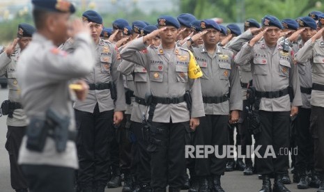 Anggota Polisi melakukan apel persiapan aksi 212 di kawasan Monas, Jakarta, Kamis (1/12).