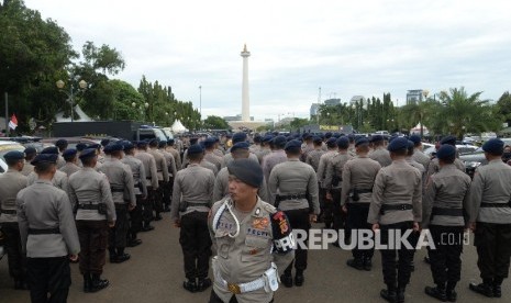 Anggota Polisi melakukan apel persiapan aksi 212 di kawasan Monas, Jakarta, Kamis (1/12).