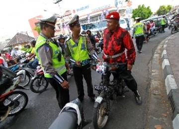 Anggota polisi melakukan razia kendaraan. (ilustrasi). 