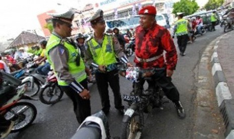 Anggota polisi melakukan razia kendaraan. (ilustrasi). 