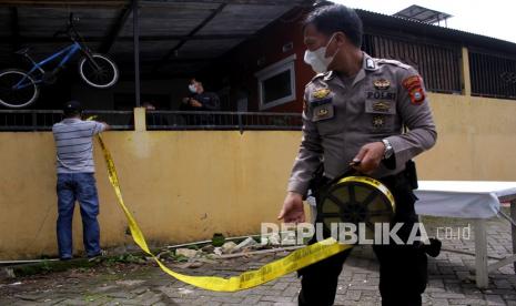 [Ilustrasi] Anggota polisi memasang garis polisi saat menutup akses menuju rumah terduga teroris.