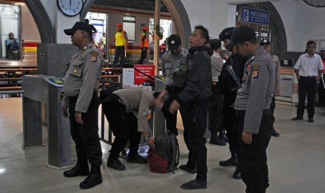 Anggota polisi memeriksa barang bawaan penumpang yang hendak ke Jakarta di Stasiun Kereta Api Rangkasbitung di Lebak, Banten, Rabu (22/5/2019) dinihari. Sebanyak 60 personil gabungan Polres Lebak dan Brimob melaksanakan operasi penyekatan massa yang akan mengikuti aksi 22 Mei di Stasiun KA Rangkasbitung.