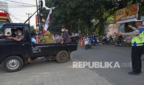 Polres Cilegon Bagikan Masker Pengunjung Pantai (ilustrasi).