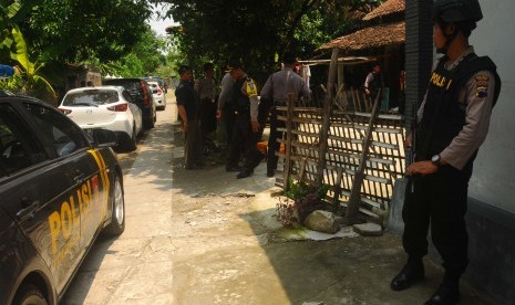 Anggota Polisi mengamankan lokasi saat akan melakukan penggeledahan rumah terduga teroris berinisial SY di Brengkungan, Cawas, Klaten, Jawa Tengah, Kamis (10/3). 