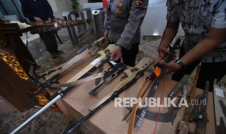 Anggota Polisi mengemas barang bukti teroris seusai rilis, di kantor Bareskrim, Mabes Polri, Jakarta, Jumat (18/12/2020). Sebanyak 23 orang tersangka teroris jaringan Jamaah Islamiyah berhasil ditangkap Tim Densus 88 Anti Teror Polri di Lampung beberapa waktu lalu, dan kini mereka berada di Jakarta untuk menjalani pemeriksaan oleh pihak kepolisian.