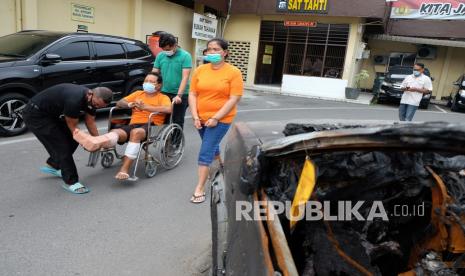 Anggota Polisi menggiring tersangka kasus penembakan anggota kepolisian Kamiso (kedua kiri) dan tersangka lainnya saat gelar kasus di Mapolrestabes Medan, Sumatera Utara, Selasa (3/11/2020). Anggota Polri Aiptu Robin Silaban ditembak oleh tersangka dengan merebut senjata milik korban, saat pelaku sedang mencari seorang pria berinisial KD yang merupakan rekan korban.