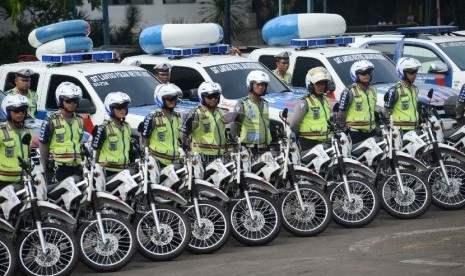  Anggota polisi mengikuti Apel Kesiapan Banjir Polda 2015 di halaman Polda Metro Jaya, Jakarta, Selasa (10/11).    (Republika/Yasin Habibi)