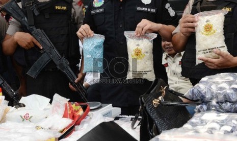  Anggota polisi menunjukkan barang bukti saat rilis pengungkapan narkotika jenis shabu dan ekstasi jaringan internasional di Polda Metro Jaya, Jakarta, Rabu (9/9).  (Republika/Yasin Habibi)