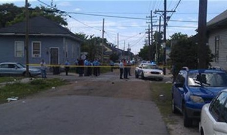 Anggota Polisi New Orleans terlihat di lokasi penembakan pada parade Hari Ibu di New Orleans, Lousiana, AS