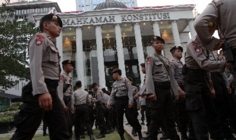 Anggota polisi Polda Metro Jaya usai melakukan apel di halaman Mahkamah Konstitusi (MK), Jakarta, Selasa (19/8). 