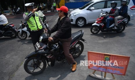 Anggota Polisi Satlantas Wilayah Jakarta Utara melakukan Operasi Patuh Jaya 2019 di Jalan Mangga Dua Raya, Jakarta Utara, Kamis (29/8/2019).