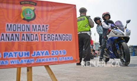 Anggota Polisi Satlantas Wilayah Jakarta Utara melakukan Operasi Patuh Jaya 