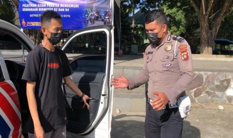 Anggota polisi memberikan arahan kepada peserta pelatihan ujian praktik SIM (Ilustrasi). Pendaftaran SIM gratis dari Polrestabes Makassar untuk mahasiswa Papua yang belajar di Makassar ditutup pada Rabu (1/7). 