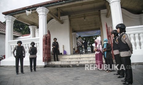 Anggota Polisi Wanita (Polwan) melakukan penjagaan saat ibadah salat Jumat  (Ilustrasi).