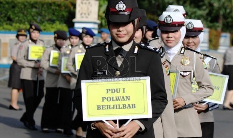   Anggota Polisi Wanita saat mengikuti peragaan pakaian dinas untuk Polwan berjilbab di Lapangan Lalu Lintas Polda Metro Jaya, Jakarta Pusat (25/11). ( Republika/Yasin Habibi)