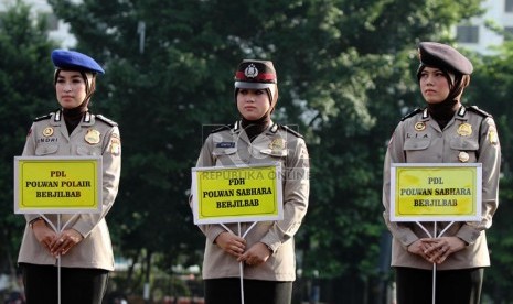   Anggota Polisi Wanita saat mengikuti peragaan pakaian dinas untuk Polwan berjilbab di Lapangan Lalu Lintas Polda Metro Jaya, Jakarta Pusat (25/11). ( Republika/Yasin Habibi)