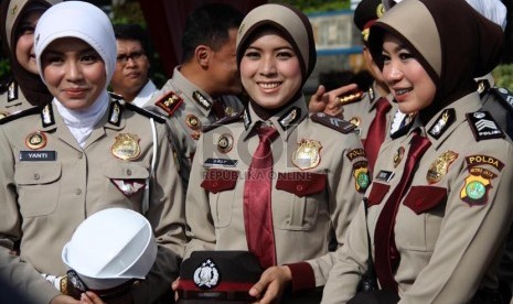 Anggota Polisi Wanita saat mengikuti peragaan pakaian dinas untuk Polwan berjilbab di Lapangan Lalu Lintas Polda Metro Jaya, Jakarta Pusat (25/11). ( Republika/Yasin Habibi)