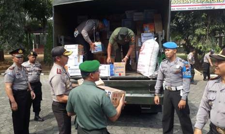 Anggota Polres dan Kodim Banyumas mengirimkan bantuan berbagai kebutuhan bagi korban gempa di Lombok NTB.