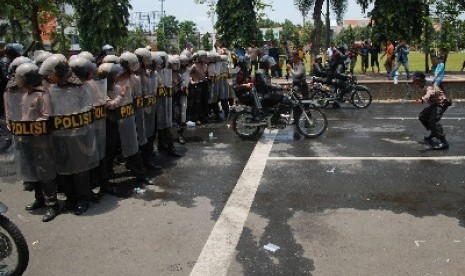 Anggota Polres saat latihan antisipasi kerusuhan.