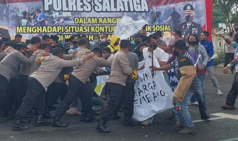 Anggota Polres Salatiga menghalau massa aksi yang kian beringas dalam simulasi Sispamkota yang digelar untuk meningkatkan kembali kemampuan personil dalam manajemen penanganan situasi kericuhan yang dapat mengganggu kamtibmas, di halaman mapolres Salatiga, jawa Tengah, Rabu (16/3).