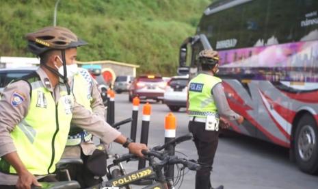 Anggota Polres Semarang bersiap melaksanakan patrol bersepeda di dalam lingkungan Rest Area KM 429A Ungaran, Kabupaten Semarang, Sabtu (30/4). Tim patrol sepeda ini diterjunkan untuk mengantisipasi gangguan keamanan seiring meningkatnya aktivitas pemudik di rest area ini.