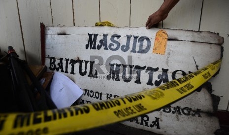  Anggota Polres Tolikara memeriksa barang bukti perlengkapan masjid yang terlah terbakar di Polres Tolikara, Papua, Sabtu (25/7).   (Republika/Raisan Al Farisi)