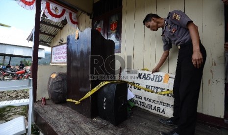  Anggota Polres Tolikara memeriksa barang bukti perlengkapan masjid yang terlah terbakar di Polres Tolikara, Papua, Sabtu (25/7).   (Republika/Raisan Al Farisi)