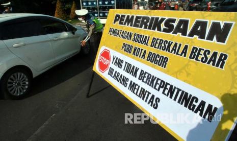 Anggota Polresta Bogor Kota mengatur lalu lintas saat pelaksanaan Pembatasan Sosial Berskala Besar (PSBB) di pos check point pintu keluar Tol Jagorawi, Kota Bogor, Jawa Barat, Rabu (15/4/2020). Gubernur Jawa Barat Ridwan Kamil mengatakan dengan berlakunya status PSBB di Bogor, Depok dan Bekasi maka sanksi bagi yang melanggar akan diterapkan baik dalam bentuk surat teguran, denda dan tindak pidana ringan (tipiring).