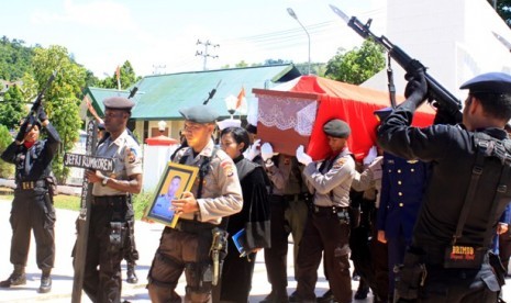 Anggota Polresta Jayapura membawa peti jenazah Briptu Jefri Rumkorem, Kamis (29/11). Jefri meninggal akibat ditembak oleh sekelompok orang bersenjata di Mapolsek Pirime, Kabupaten Lani Jaya, Papua.