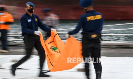 Anggota Polri membawa kantong jenazah dari korban pesawat Sriwijaya Air nomor penerbangan SJ 182 rute Jakarta-Pontianak (ilustrasi)