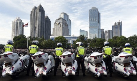 Anggota Polri mengikuti apel Operasi Lilin 2015 di Polda Metro Jaya, Jakarta, Rabu (23/12).