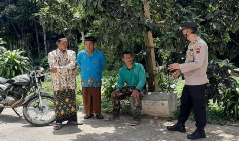 Anggota Polsek Bandungan menghampiri dan memberi edukasi kepada beberapa warga Desa Duren, Kecamatan Bandungan, Kabupaten Semarang yang kedapatan mengabaikan prokes memakai masker, Rabu (6/1) kemarin