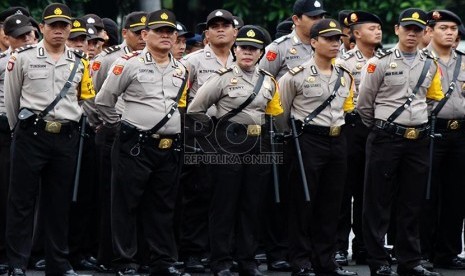 Anggota polwan berbaris di antara anggota polisi lainnya saat apel gelar pasukan.