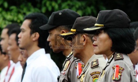 Anggota polwan berbaris diantara anggota polisi lainnya saat apel gelar pasukan di Polda Metro Jaya