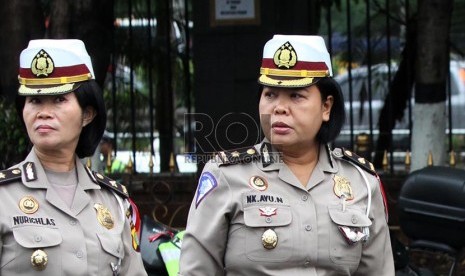 Anggota polwan berbaris diantara anggota polisi lainnya saat apel gelar pasukan di Polda Metro Jaya