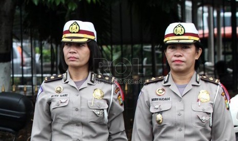 Anggota polwan berbaris diantara anggota polisi lainnya saat apel gelar pasukan di Polda Metro Jaya