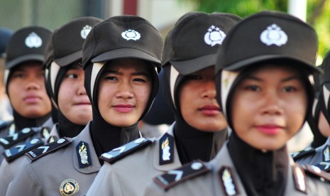 Anggota Polwan berjilbab mengikuti apel siaga di Polresta Banda Aceh, di Banda Aceh, Senin (30/3). 