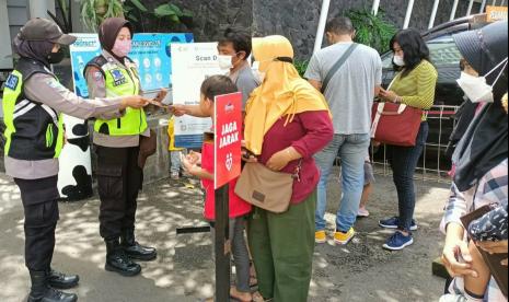 Anggota Polwan Polres Semarang melakukan patrol prokes di tempat wisata yang ada di Kabupaten Semarang, Sabtu (25/12). Selain mengingatkan disiplin prokes, anggota polwan juga mengingatkan pesan- pesan kamtibmas kepada para pengunjung tempat wisata yang mulai melonjak.