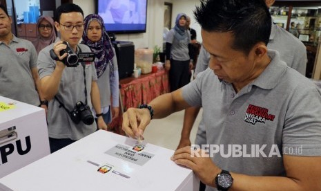 Anggota PPLN Mumbai melakukan penghitungan surat suara Pemilu 2019 di ruang serbaguna KJRI Mumbai dengan disaksikan oleh Konjen RI dan staf serta perwakilan masyarakat Indonesia di Mumbai, India, Rabu (17/4/2019).