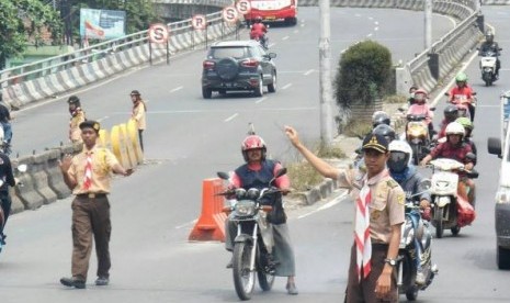 Anggota Pramuka dari DKR Cibinong  Membantu Melancarkan Jalan  Raya Pergantian Tahun 2017.