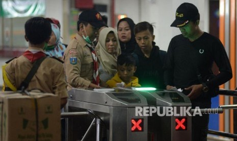 Anggota Pramuka membantu pemudik di Pelabuhan Merak, Banten, Ahad (2/6) dini hari. Sejumlah anggota pramuka disiagakan untuk membantu pemudik pada arus mudik dan arus balik lebaran 1440 H.