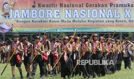 Anggota pramuka mengikuti Jambore Nasional (Jamnas) X di Bumi Perkemahaan Cibubur, Jakarta Timur, Ahad (14/8).  (Republika/Yasin Habibi)