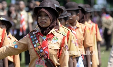 Anggota pramuka mengikuti Jambore Nasional (Jamnas) X di Bumi Perkemahaan Cibubur, Jakarta Timur, Ahad (14/8).  (Republika/Yasin Habibi)