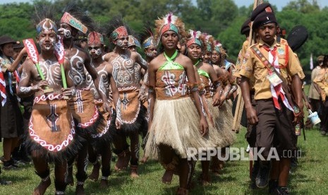 Anggota pramuka mengikuti Jambore Nasional (Jamnas) X di Bumi Perkemahaan Cibubur, Jakarta Timur, Ahad (14/8).  (Republika/Yasin Habibi)