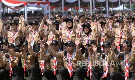 Anggota pramuka mengikuti Jambore Nasional (Jamnas) X di Bumi Perkemahaan Cibubur, Jakarta Timur, Ahad (14/8).  (Republika/Yasin Habibi)