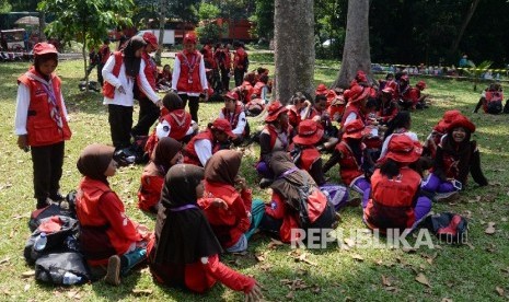 Anggota pramuka mengikuti kegiatan pramuka (ilustrasi)