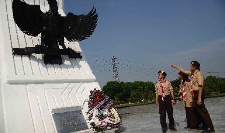 Anggota Pramuka Penegak melihat Burung Garuda saat berziarah ke makam pahlawan Kalibata, Jakarta Selata